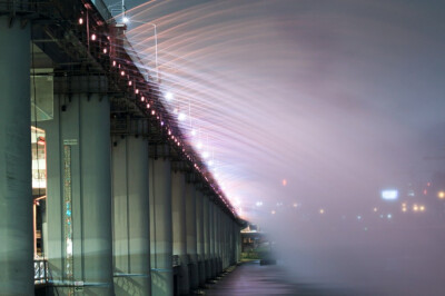 2 Banpo Bridge, Seoul Seoul’s Banpo Bridge features an ornamental rainbow fountain that shoots sprays of water through almost 10,000 LED-lit nozzles that line its span.