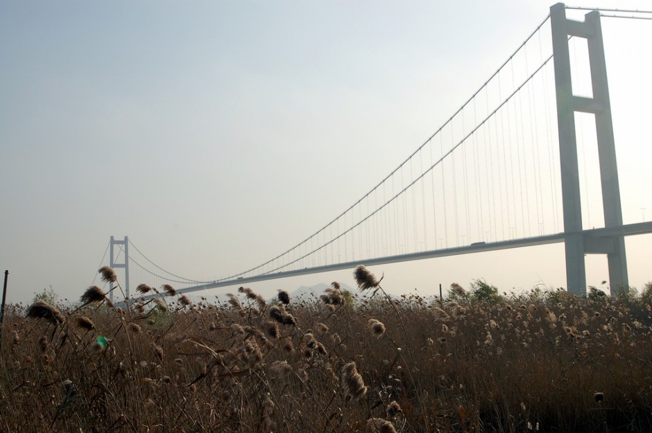 4 Runyang Bridge, Jiangsu, China The Runyang Bridge crosses the River Yangtze in China’s Jiangsu Province. It connects two parts of the expressway that links the behemoth cities of Beijing and Shanghai.