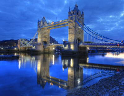 13 Tower Bridge, London Named for the nearby Tower of London, the Tower Bridge stands as an iconic symbol of Great Britain’s capital.