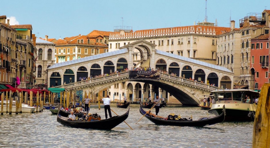 14 Rialto Bridge, Venice The raised central arch of Venice’s Rialto Bridge allowed for large boat traffic on the city’s Grand Canal during its marine trading heyday. Today the bridge is one of the most visited landmarks in Venice