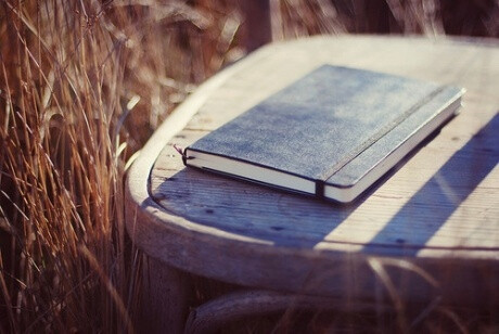 识人不必探尽，探尽则多怨；知人不必言尽，言尽则无友；责人不必苛尽，苛尽则众离；敬人不必卑尽，卑尽则少骨；让人不必退尽，退尽则路艰。