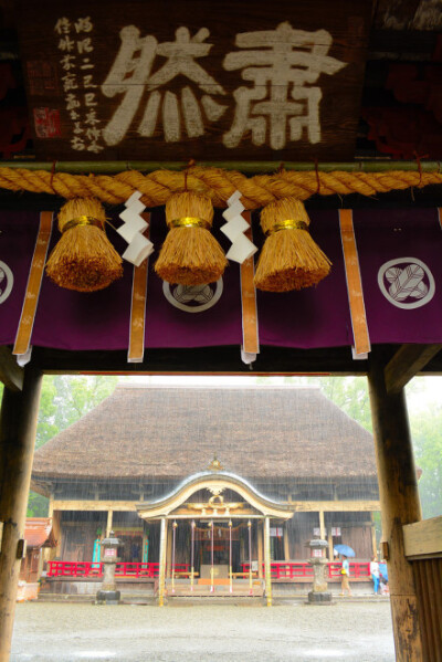 镜头下的日本：熊本县人吉市，雨中的国宝、青井阿苏神社。摄影by 肥後の風太郎