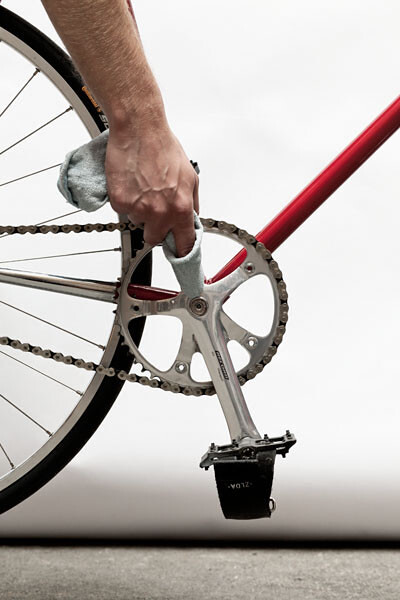 2011年，Constantin在Berlin Fixed Gear scene耳濡目染了一番之后，拍了一组“死飞车手和他们的自行车”肖像照。如今，我们所看到的“FIXED GEAR STEREO TYPES”是Constantin对死飞的认识和理解，他人为将车手们分为信使、运动员、朋克、潮人、商人以及爱好者。