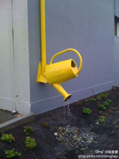 这个园艺艺术的博客有很多漂亮的创意，比如这个下水管，焊上一个花洒水壶，这才是一种生活的感觉。