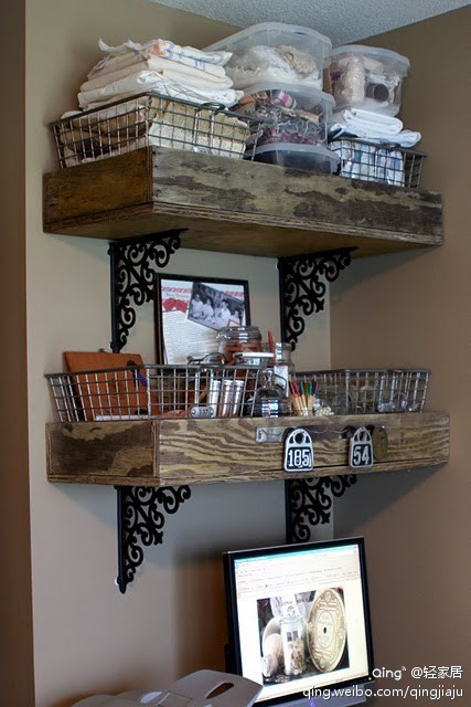 家居空间虽小，但是还算井井有条，特别喜欢那旧木箱的货架