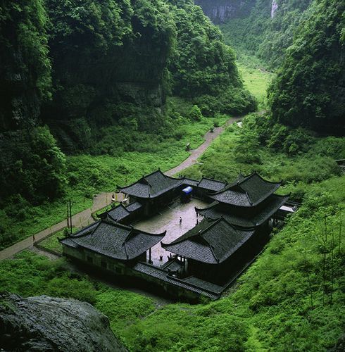 去古镇旅行，感受沉淀千年的古朴气息。