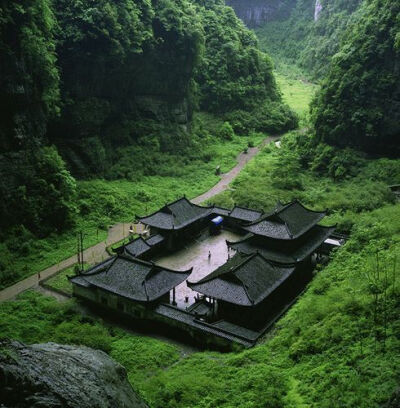 去古镇旅行，感受沉淀千年的古朴气息。