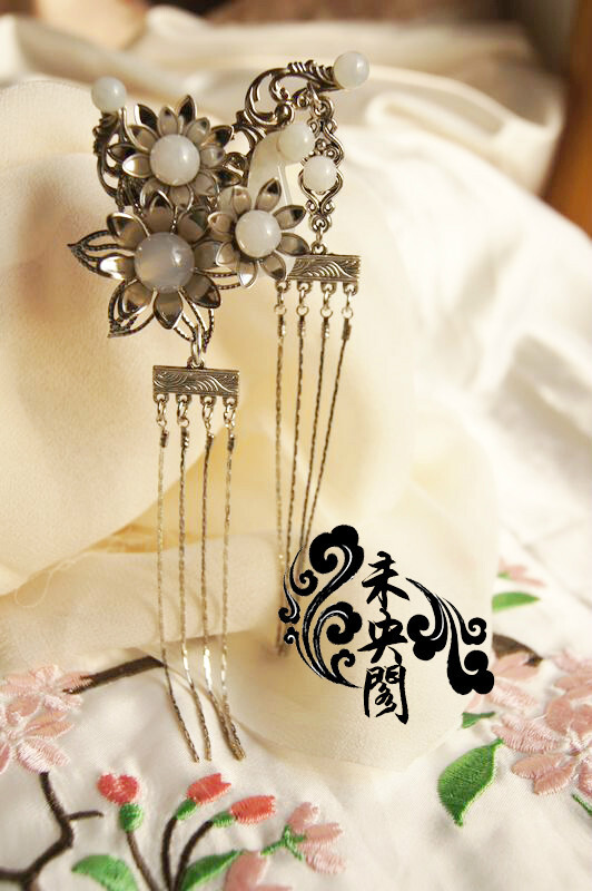 未央古情，步影摇曳，花落肩头，恍惚迷离