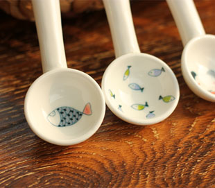 纯手工制作手绘陶瓷勺，勺子蛮大的，夏天用来舀冰激凌、西瓜非常赞。