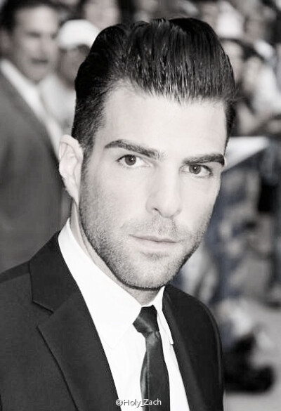 #Zachary Quinto# #2009# 还有没睡的机油没？没睡的来走一发墨镜大佬系列 调成了黑白色 杀气丝毫不减 话说庆哥08年以前还不善于表情管理 经常出现裂掉的表情 现在虽然越来越面无表情 但是还是帅啊！不过还是希望多笑…