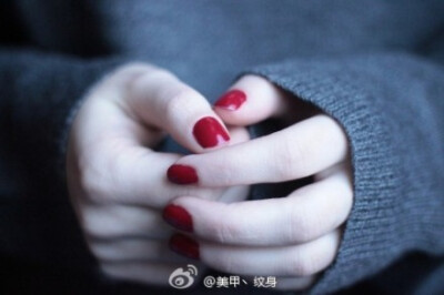 红色的美甲适用于每个季节。百搭的颜色呢