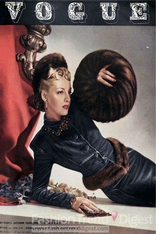 《VOGUE》-1938 3. 1938年8月模特戴的是一顶皮草帽和夸张的袖套。