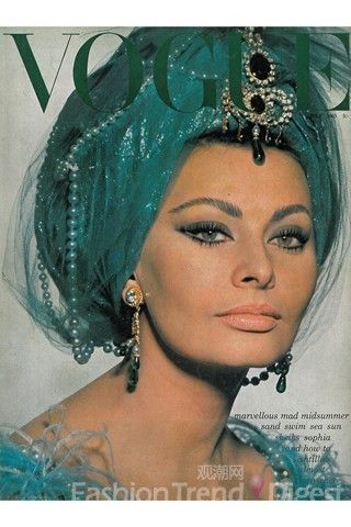 《VOGUE》-1965 1965年7月 Sophia Loren打扮正土耳其的舞者，所以头上裹的是绿松石色的头巾作为帽子。