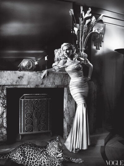 Vogue US 2012.05 Scarlett Johansson by Mario Testino 携《复仇者联盟》回归的斯佳丽·约翰逊