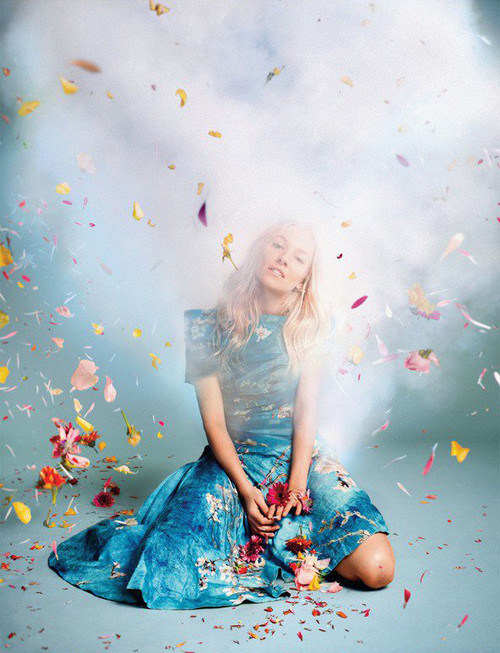 接下来英国版。 Vogue UK 2012.04 Sienna Miller by Ryan McGinley