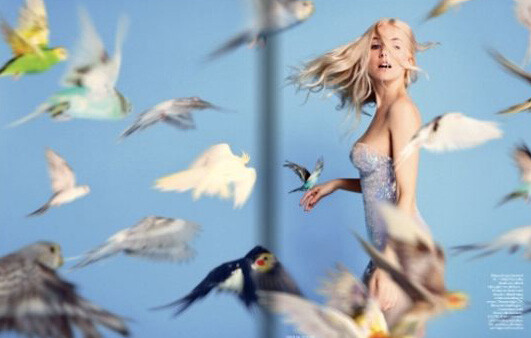 接下来英国版。 Vogue UK 2012.04 Sienna Miller by Ryan McGinley