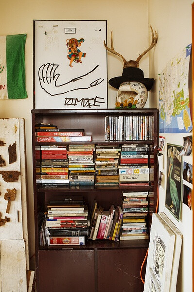 拼布与印花充斥着独立的美感，古怪旧物堆砌出生活的乐趣，天花板上层层叠叠的美丽布料，被窗口吹进的风灌满，在这样一个空间里，很难让人再去纠结色感与平衡，有的只是尽兴、快乐、放纵、自由，这就是模特儿Myf Shep…