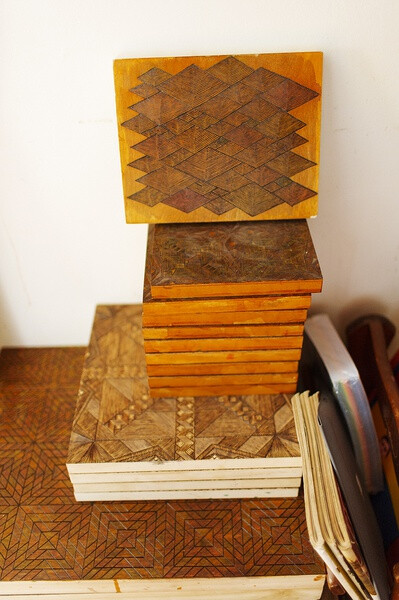 拼布与印花充斥着独立的美感，古怪旧物堆砌出生活的乐趣，天花板上层层叠叠的美丽布料，被窗口吹进的风灌满，在这样一个空间里，很难让人再去纠结色感与平衡，有的只是尽兴、快乐、放纵、自由，这就是模特儿Myf Shep…