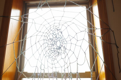 拼布与印花充斥着独立的美感，古怪旧物堆砌出生活的乐趣，天花板上层层叠叠的美丽布料，被窗口吹进的风灌满，在这样一个空间里，很难让人再去纠结色感与平衡，有的只是尽兴、快乐、放纵、自由，这就是模特儿Myf Shep…