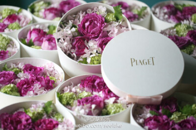 为某珠宝和手表品牌活动所做的伯爵玫瑰鲜花礼盒，白色盒子来自该品牌订制。