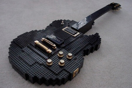 【乐高积木吉他 LEGO Guitar】 用上千块乐高积木搭建而成，还能演奏呢！