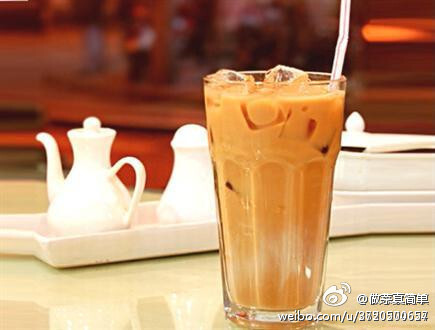 【鸳鸯奶茶】1.先把红茶泡好，把咖啡泡好（最好是速溶咖啡）。2.把泡好的红茶、咖啡和淡奶（纯牛奶）混合在一起，比例是1：1：1。3.根据口味加入白糖（方糖）即可。