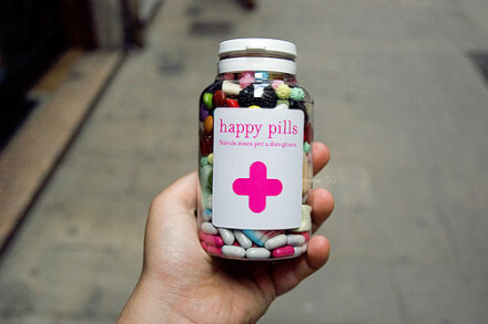 【Happy Pills】都说钱买不到开心，可是西班牙的一家糖果店让你能买到快乐的药丸。这家店看上去像是药店，而出售的快乐药丸其实是各种各样的糖果、蜜饯之类，用药盒一般的小玻璃瓶子或塑料盒子进行包装，再配上醒目的红十字标。你想来一颗会开心的药丸吗？ 