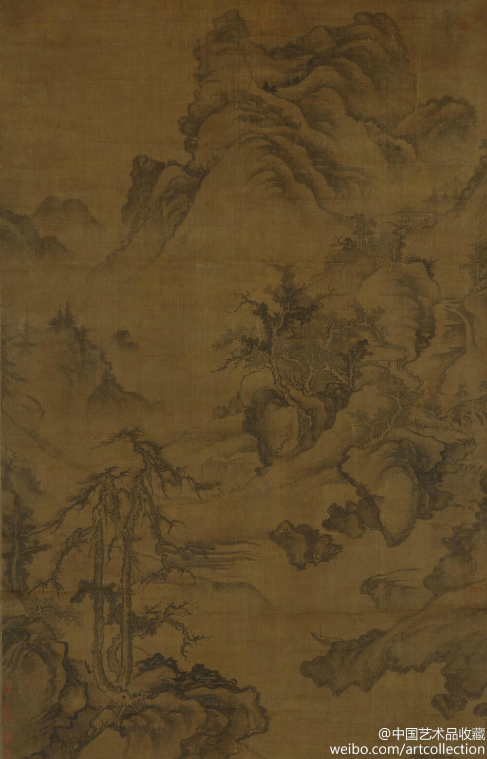 【 元 佚名 《仿郭熙山水图》 】立轴，绢本，墨笔，164×105.3cm，北京故宫博物馆藏。 图中绘层岩叠嶂，长松老树，古寺平溪，小桥行旅，可游可居。此图为大幅山水，构图高远、深远兼用，山如卷云，树似鹰爪，画风学郭熙一派而又有元人的逸趣。