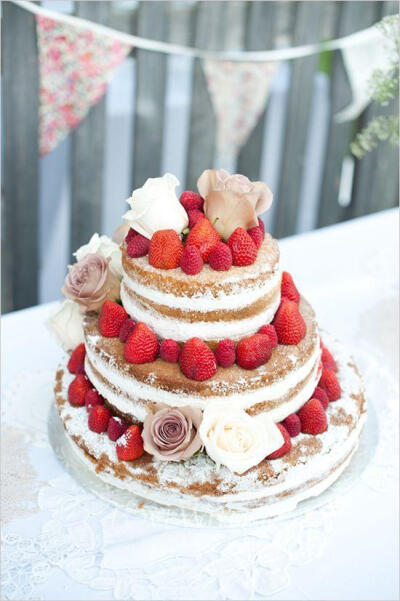 有一种不变的喜爱叫做草莓蛋糕，吃在嘴里，甜在心里！
