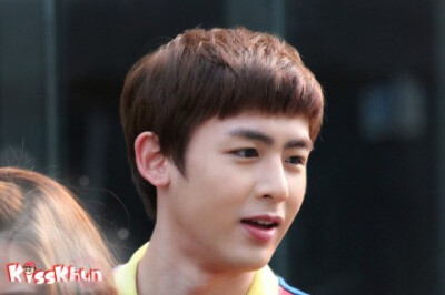 #Nichkhun##尼坤#【KissKhun独家】暖暖阳光懒懒晒脸庞 悠悠寒风吹不散温暖 葡萄眼儿乱卖萌 索吻双唇粉嘟嘟 呜呜呜 宝贝太好看了 khunnie总是这样无意识的卖萌真的好吗 ヾ(o◕∀◕)ﾉ By：