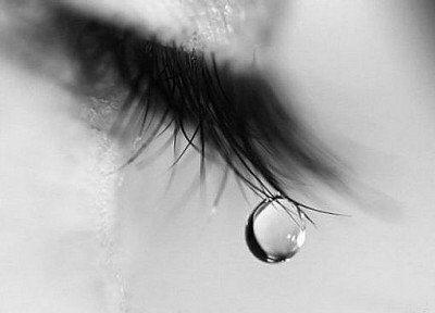眼泪是当你无法用嘴来解释你心碎的时候，用眼睛表达情绪的唯一方式。
