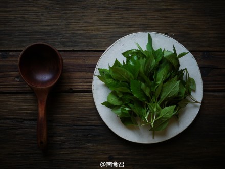 苦菜，常被称做“穷人菜”，山人常于夏季山中采食，清凉解毒