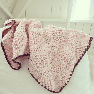 Gorgeous popcorn blanket, free pattern by By Haafner.