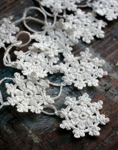 Snowflake garland by Namolio
