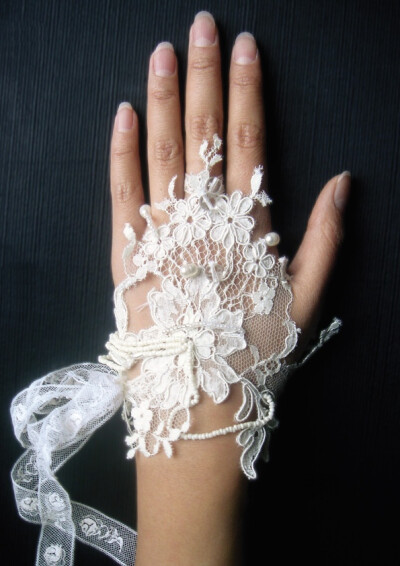 pretty lace glove -
