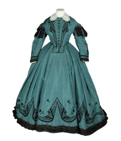 Dress | France | 1863 - 1865 | Silk trimmed with taffeta and a lace collar