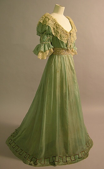 Sarah Fullerton Monteith Young. South Audley Street, Grosvenor Square, London, England, c1906-1908 Materials: Silk; Chiffon; Lace; Pearl This evening dress was worn by Maud Messel.