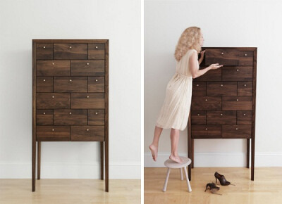 Richard Watson设计的高脚抽屉柜，灵感来自18世纪的古典家具，以简约精练的现代风格线条呈现。柜子设有15个抽屉，配有脚凳，由美国罗德岛工匠以精致的细木工艺手工制作，用作收藏珍贵的纪念物品。