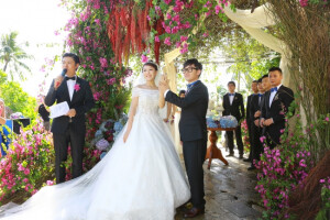 中国好声音金志文今日(23日)与相恋多年的女友金兰在海南三亚大婚，婚礼上午10时开始共举行4小时。上午九点半，金志文牵手新娘金兰甜蜜现身，丁丁、黄鹤担任伴娘。金志文的亲友有超过百名到场，包括平安等好声音多名学员和导师，及羽泉[微博]、阿雅、陈鲁豫等艺人纷纷捧场。更有约有百名媒体前往报道。