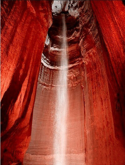 【红宝石瀑布 Ruby Falls】是美国田纳西旅游的一个重要内容之一，这个瀑布深藏于341米的地下溶洞之中，与溶洞景观紧密地结合在一起，充满了神秘感与浪漫的色彩