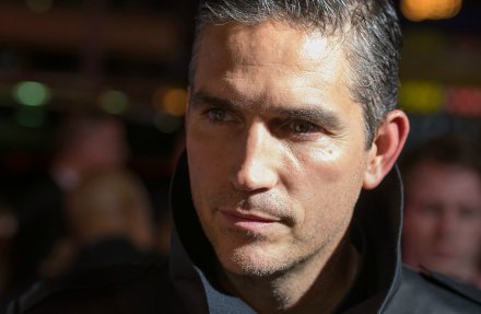 #Jim Caviezel#attends 'Escape Plan' New York Premiere on October 15, 2013 看了預告，發現有儂 @Kaysomeonebetter 的最愛吃驚了一下！就是POI內的Look嗎⋯等我看完來“劇透”儂，哈哈 38pics HQ相冊：http://t.cn/zRcOUsp