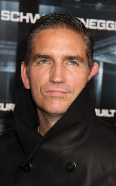 #Jim Caviezel#attends 'Escape Plan' New York Premiere on October 15, 2013 看了預告，發現有儂 @Kaysomeonebetter 的最愛吃驚了一下！就是POI內的Look嗎⋯等我看完來“劇透”儂，哈哈 38pics HQ相冊：http://t.c…