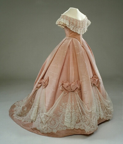 Evening dress ca. 1860’s From the ROYAL ARMORY AND HALLWYL MUSEUM. Love the lace trim on the bottom!