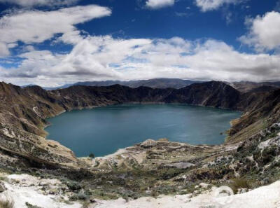 厄瓜多尔Quilotoa火山湖位于厄瓜多尔安第斯山最西部的火山口，宽2米的火山湖是在800年前火山喷发时形成的。湖深250米，由于湖底不可溶解的矿物质，湖水呈现绿色。