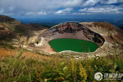 Zao火山位于日本的山形县和宫城县边界，有一系列成层火山构成。Okama火山湖也叫“五色塘”，因为湖水的颜色会随着天气而变化。湖泊直径360米，深60米，是本州主要的旅游景点之一。