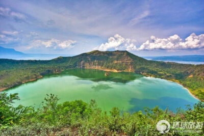 从大雅台断崖看去，位于马尼拉以南50英里处的塔尔火山和火山湖形成了菲律宾最独特的风景。湖泊宽2公里，是史前的火山喷发时形成的。