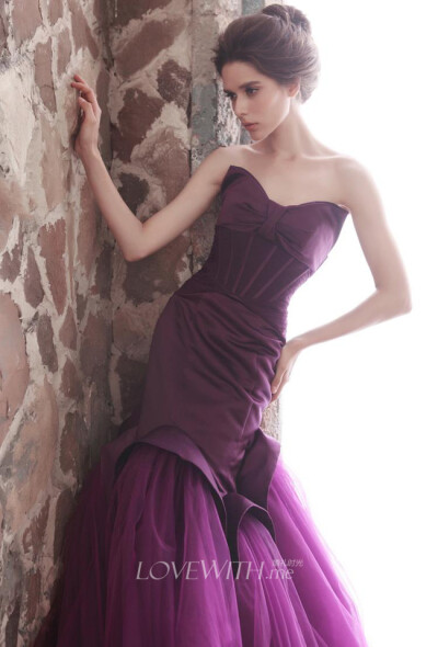 对于绝大多数的女孩来说，一辈子只有一次穿婚纱的机会，那么为什么不趁着这次机会多尝试一下不同风格的婚纱礼服呢?如果想在色彩上多做点文章，那么2014春夏挑选热度最高的彩色，就是你在挑选婚纱时不能错过的趋势哦…