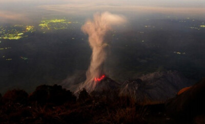 当地时间2012年3月11日，在危地马拉圣玛利亚火山区，摄影师安德鲁·霍尔(Andrew Hall)拍摄到了圣地亚古多火山喷发时的壮观一幕。