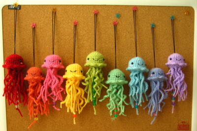 萌死了的小章鱼们！！！hand knit, jelly fish, plushy, rainbow - inspiring picture on Favim.com