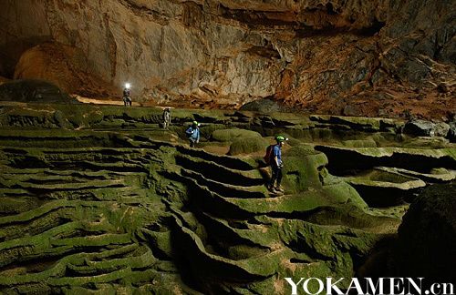 对它的破坏将是人类一大损失 ：在“韩松洞”所在地，大约有150个洞穴，不过只有少数向公众开放。事实上越南有一个洞穴展，詹金斯形容它是一个像迪士尼乐园的微型展，里面充满彩色灯光和可怕的音乐。